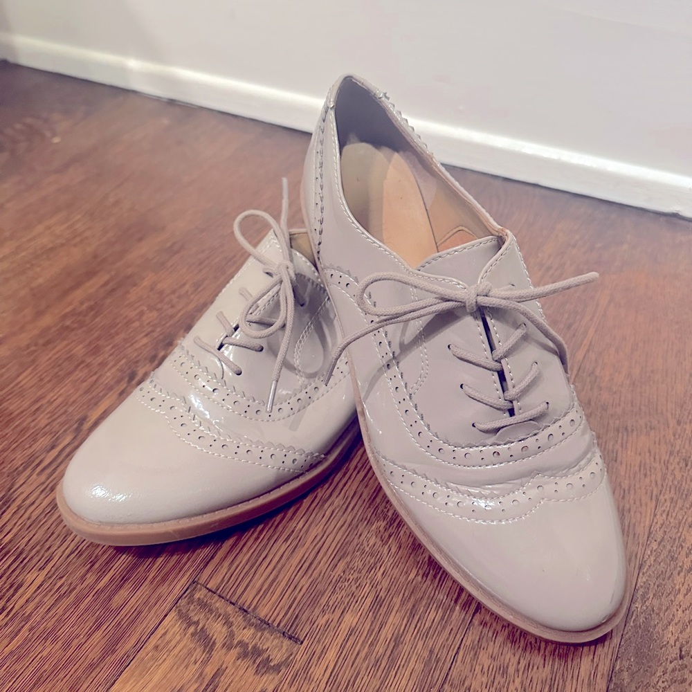 Patent wingtip suiting shoes